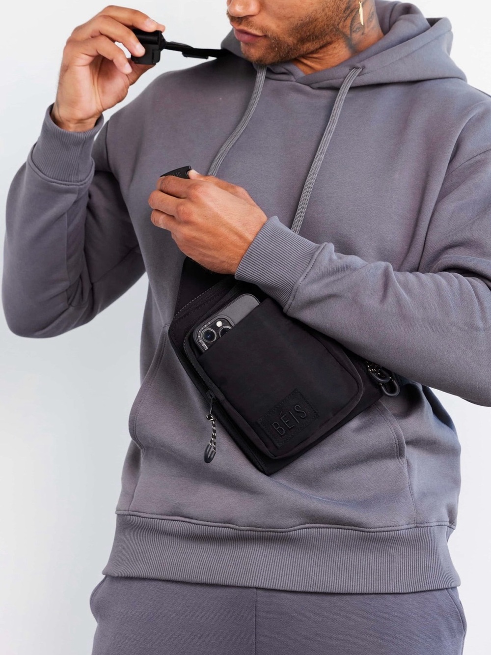 BEIS The sport sling in black